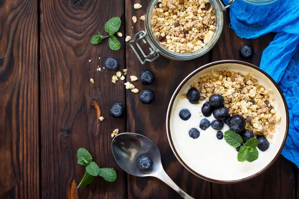 Café da manhã saudável caseiro em uma tigela com granola cozida em casa — Fotografia de Stock