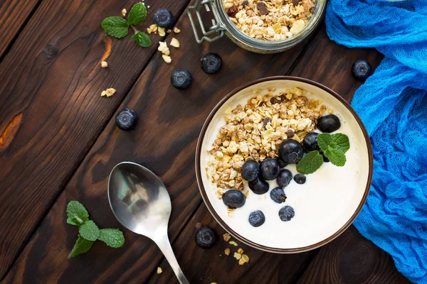 Café da manhã saudável caseiro em uma tigela com granola cozida em casa — Fotografia de Stock