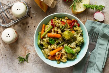 Sağlıklı beslenme vegan yemek: kuskus ve sebze (çalı fasulyesi