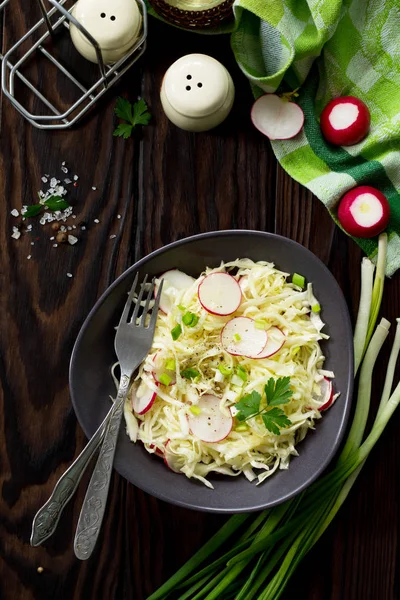 Дієта, концепція вегетаріанської їжі. Літній салат зі свіжою капустою — стокове фото