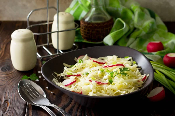 Ernährung, Konzept der vegetarischen Kost. Sommersalat mit frischem Kohl — Stockfoto