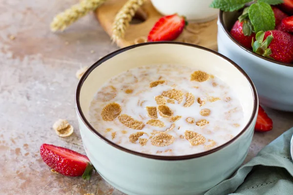 Pequeno-almoço saudável close-up - flocos de cereais integrais, leite e frescos — Fotografia de Stock