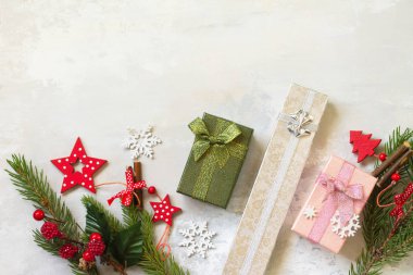 Noel kompozisyonu. Burada, ladin dalları ve kırmızı dekor.