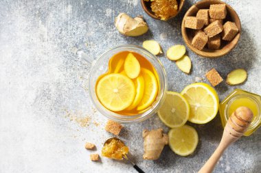 Sıcak zencefilli çay ve malzemeler - limon, zencefil, bal peteği