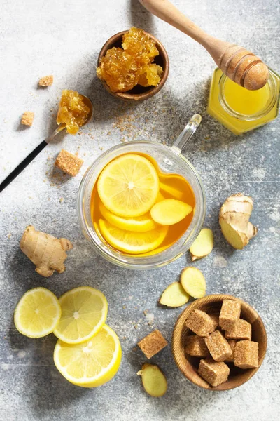 Forró csésze gyömbértea és összetevők - citrom, gyömbér, méhsejt — Stock Fotó