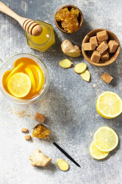 Heiße Tasse Ingwertee und Zutaten - Zitrone, Ingwer, Waben — Stockfoto