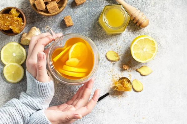 Woman holds a hot cup of ginger tea. Top view flat lay. Free spa — Stock Photo, Image