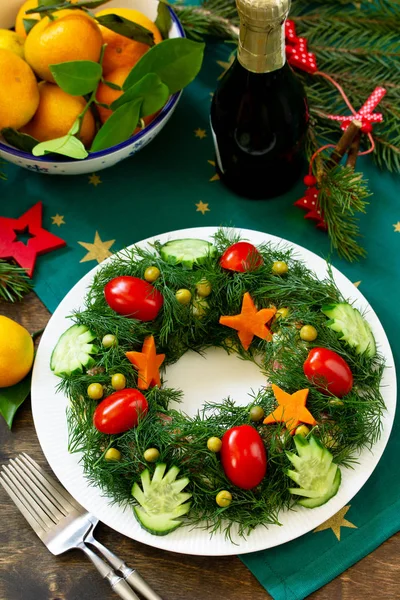 Grinalda de salada de Natal de Inverno. Delicioso sal tradicional russo — Fotografia de Stock