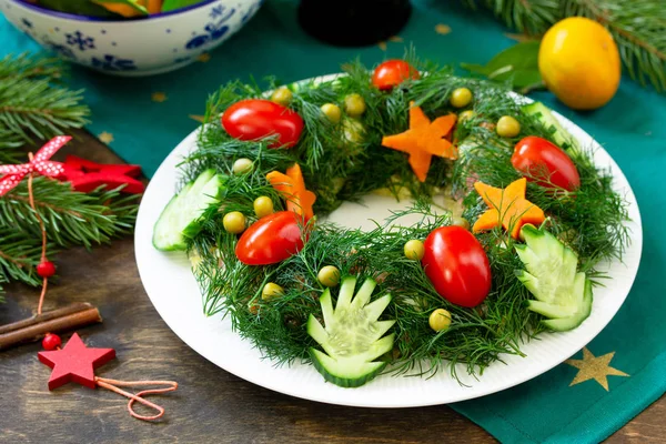 Στεφάνι Χριστουγεννιάτικης σαλάτας. Νόστιμο ρωσικό παραδοσιακό sal — Φωτογραφία Αρχείου