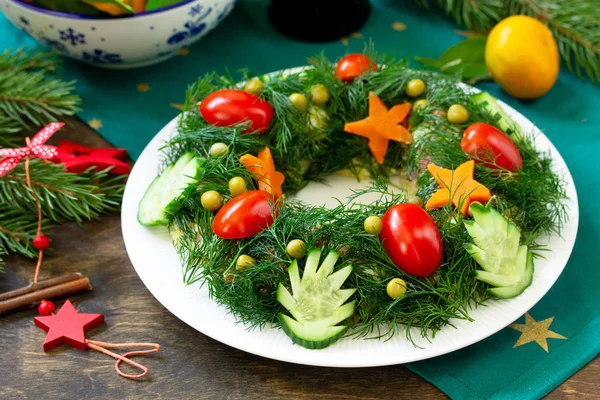Kış Noel salatası çelengi. Lezzetli Rus geleneksel sali