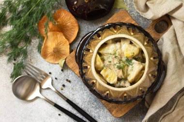 Kırmızı mantarlar, haşlanmış patatesler, ekşi krema ve baharatlar.