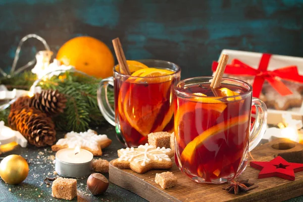 Zimowe Boże Narodzenie grzane wino z pomarańczą i przyprawami na festi — Zdjęcie stockowe