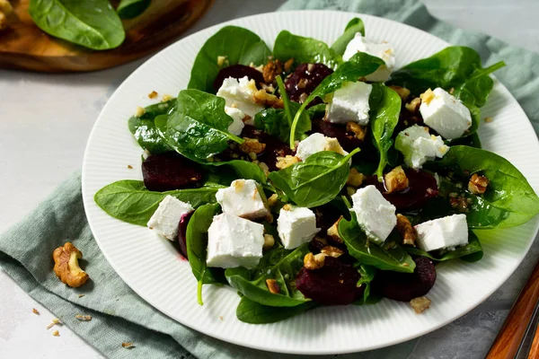 Snack de vitaminas. Ensalada con espinacas, queso feta, remolacha y wal — Foto de Stock