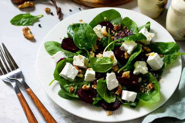 Snack de vitaminas. Ensalada con espinacas, queso feta, remolacha y wal — Foto de Stock