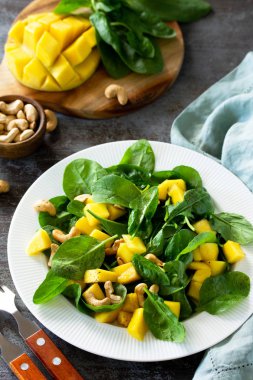 Diyet menü, vejetaryen gıda konsepti. Mangolu sağlıklı salata, ıspanak.