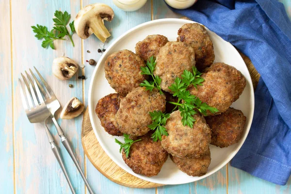 Albóndigas caseras con setas en la mesa de madera de la cocina. T —  Fotos de Stock