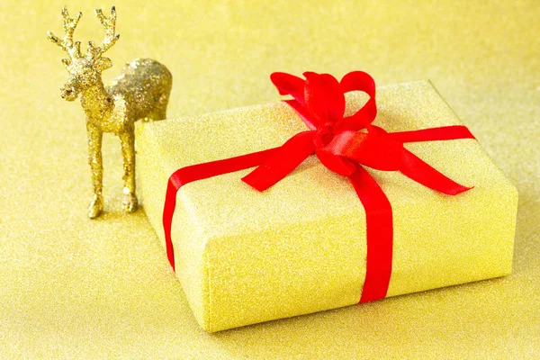 Ručně vyrobená vánoční dárková krabice. Vánoční dárky zlatý box s — Stock fotografie