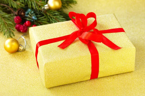 Ručně vyráběné vánoční dárková krabice na zlatém pozadí. Vánoční pres — Stock fotografie