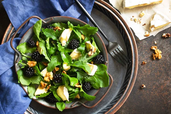 Veganmat, diettmeny. Frisk salat med brieost, arugula , – stockfoto