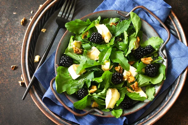 Veganmat, diettmeny. Frisk salat med brieost, arugula , – stockfoto