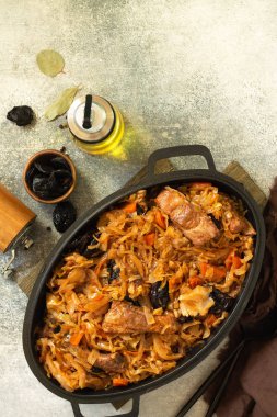 Polonya ya da Çek yemeği. Domuz pastırmalı lahana turşusu, kuru erik ve m