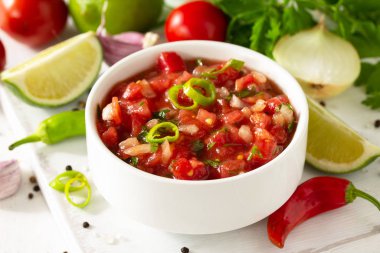 Geleneksel Meksika ev yapımı salsa sosu ve malzemeler.