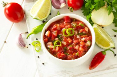 Geleneksel Meksika ev yapımı salsa sosu ve malzemeler.