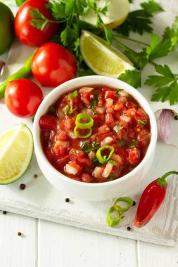 Geleneksel Meksika ev yapımı salsa sosu ve malzemeler.
