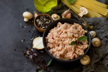 Taze kıyma ve pişirmek için malzemeler - mantar, makarna