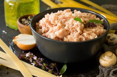 Taze kıyma, yakın çekim ve pişirmek için malzemeler. Mantar.