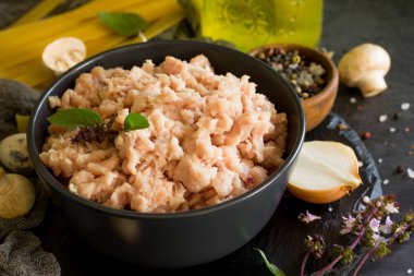 Taze kıyma, yakın çekim ve pişirmek için malzemeler. Mantar.