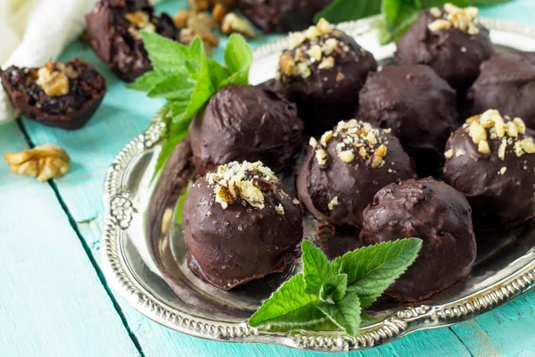 Dulces caseros de ciruelas pasas primer plano, comida saludable. Podar las bolas en cho —  Fotos de Stock