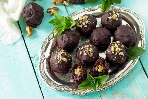 Ev yapımı kuru erik tatlısı, sağlıklı yiyecekler. Çikolatalı erik topları. — Stok fotoğraf