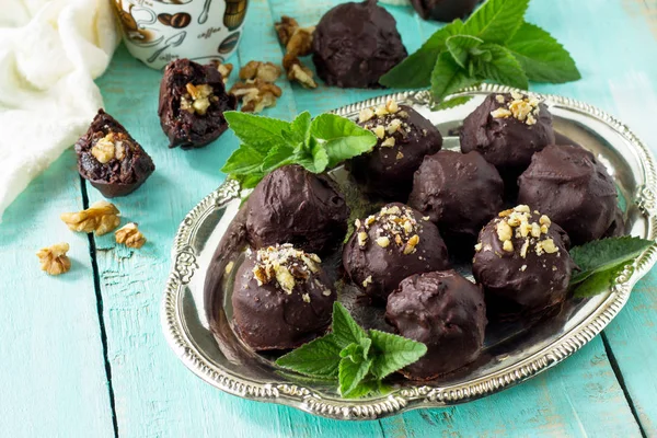 Dulces de ciruela caseros, comida saludable. Poda de bolas en chocolate wi —  Fotos de Stock