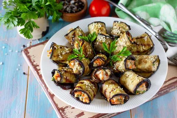 Appetizer stuffed with eggplant. Fried eggplant roll with chicke — Stock Photo, Image