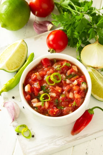 Traditionel mexicansk hjemmelavet salsa sauce og ingredienser på en wh - Stock-foto