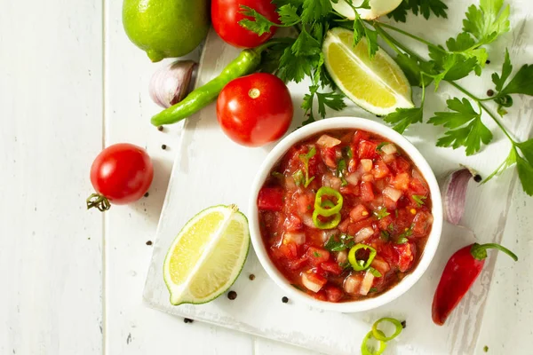 Salsa casera tradicional mexicana e ingredientes en un wh —  Fotos de Stock