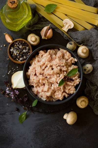 Färskt malet kött och ingredienser till matlagning - svamp, pasta — Stockfoto