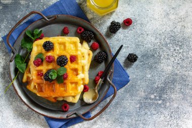 Yaz tatlısı ya da kahvaltı. Berri 'li ev yapımı Belçika waffle' ları.