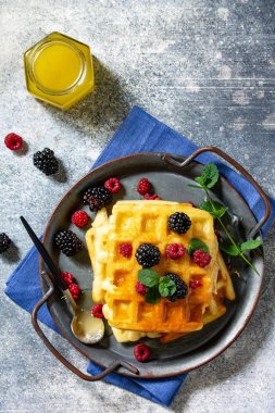 Yaz tatlısı ya da kahvaltı. Berri 'li ev yapımı Belçika waffle' ları.