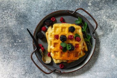 Yaz tatlısı ya da kahvaltı. Berri 'li ev yapımı Belçika waffle' ları.