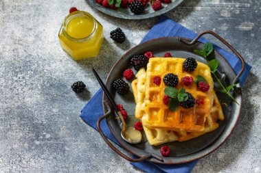 Yaz tatlısı ya da kahvaltı. Berri 'li ev yapımı Belçika waffle' ları.