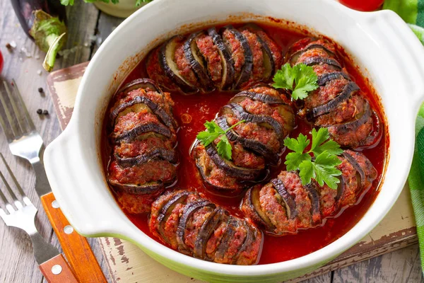 Comida do dia de Acção de Graças. Berinjelas assadas caseiras recheadas com tur — Fotografia de Stock