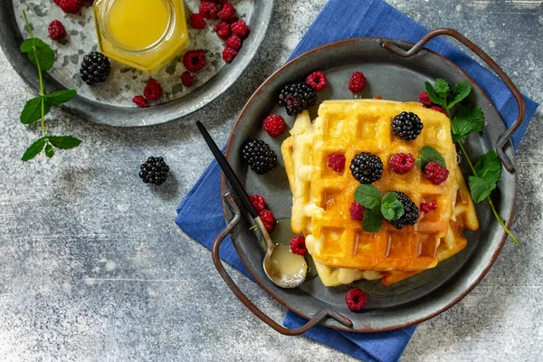 Summer dessert or breakfast. Homemade Belgian waffles with berri — Stock Photo, Image