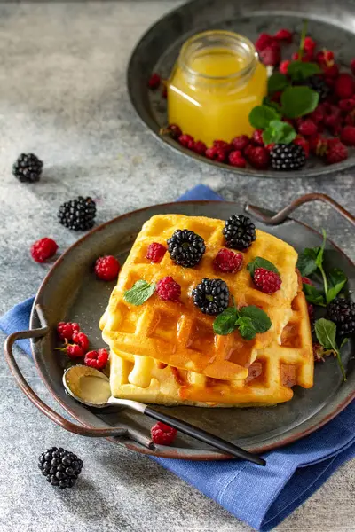 Summer dessert or breakfast. Homemade Belgian waffles with berri — Stock Photo, Image