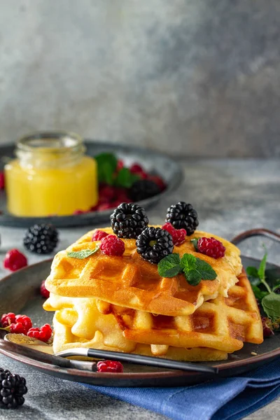 Letni deser albo śniadanie. Domowej roboty belgijskie gofry z berri — Zdjęcie stockowe