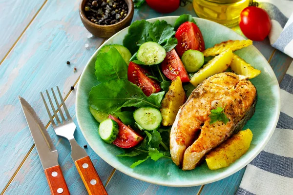 Beslenme ve sağlıklı beslenme. Izgara somon bifteği ve fırında pipo.