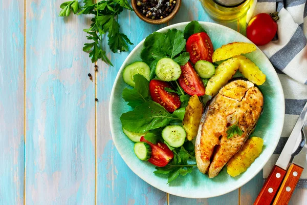 식이 요법 과 건강 한 영양 섭취. 구운 연어 스테이크와 구운 PO — 스톡 사진