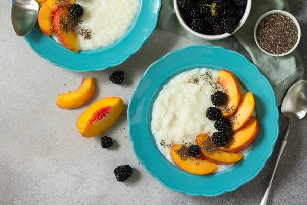 Café da manhã saudável e vitamínico. Farinha de aveia com chia, nectarinas e — Fotografia de Stock