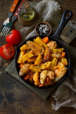 Şükran Günü yemeği. Tavuk kanatlı haşlanmış patates, domates.